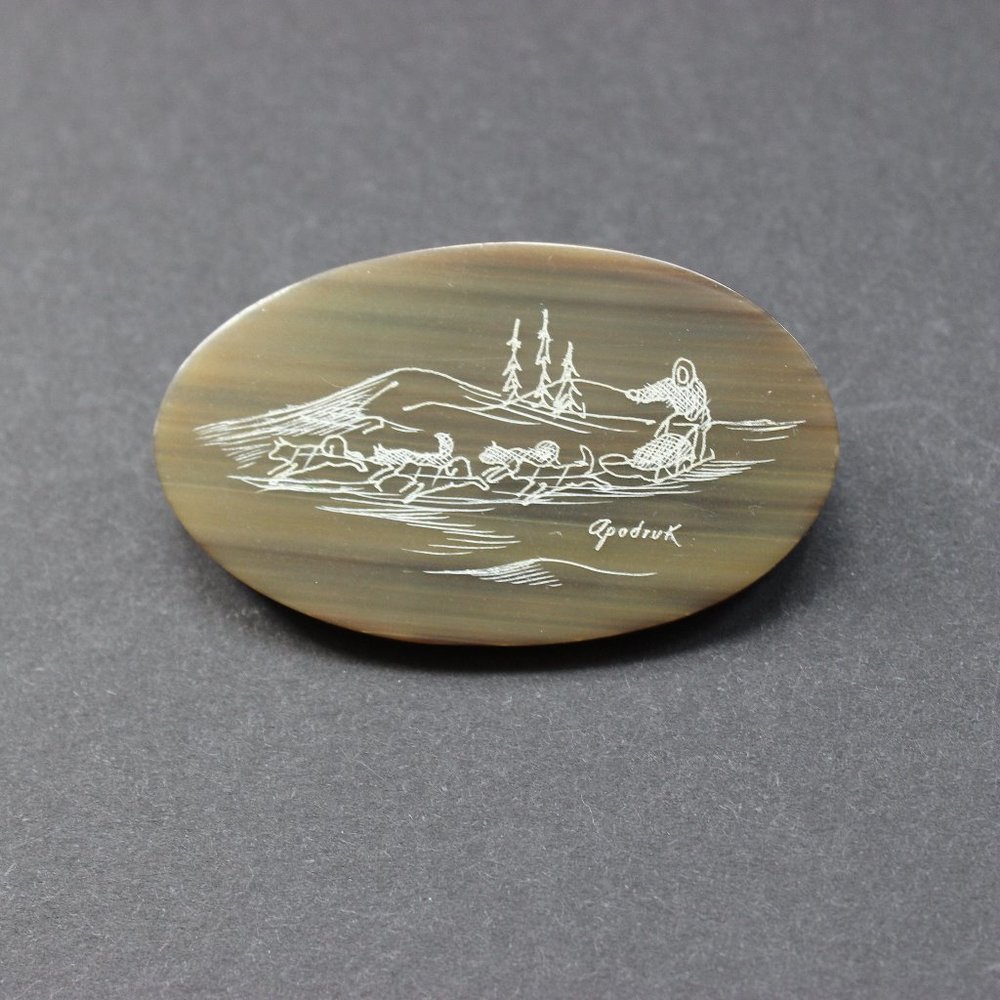 Harry Apodruk Signed Scrimshaw Vintage 6os Alaska Dog Sledding Oval Brooch Pin